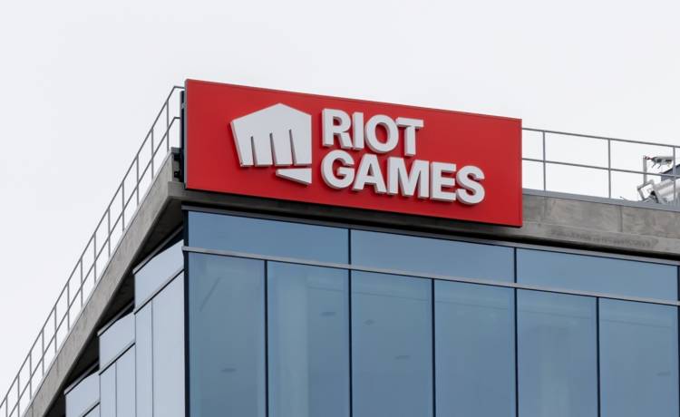 Riot Games, fot. Shutterstock/JHVEPhoto