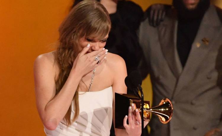 Taylor Swift odbiera nagrodę Grammy za album roku, fot. VALERIE MACON/AFP/East News