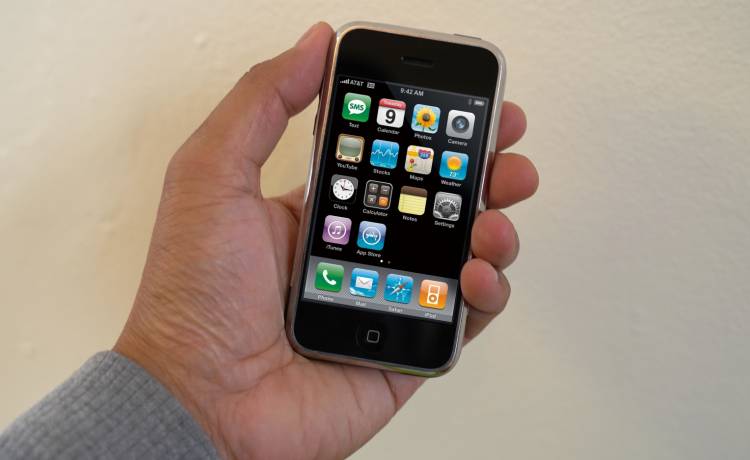 iPhone, fot. Shutterstock/marleyPug