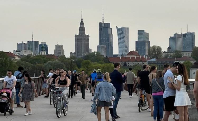 Weekendowy spacer po nowej kładce pieszo-rowerowej w Warszawie, fot. Hubert Wiączkowski/RMF FM