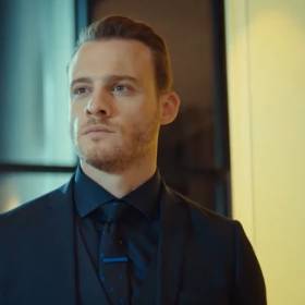 Podbił serca widzów rolą Serkana w „Zapukaj do moich drzwi”. Nowy serial z jego udziałem już w TV!