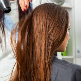 Nowy hit w koloryzacji włosów podbija salony! Na czym polega colour melting?