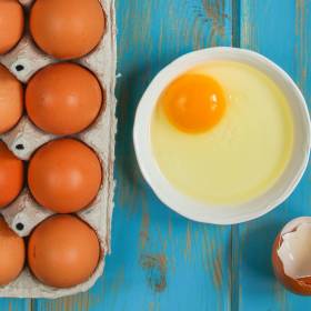 Czy jajko z czerwoną plamką można jeść bezpieczne? Odpowiedź cię zdziwi