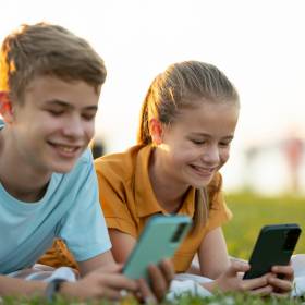 Australia rozpoczęła trend. Kolejny kraj rozważa zakaz social mediów dla młodych