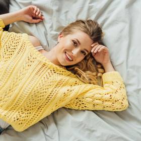 Masz zniszczone włosy? Ekspertka wyjaśnia dlaczego: „gdy kładziesz się do łóżka, to...”