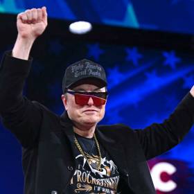 Elon Musk stawia na Księżyc. SpaceX zbuduje tam miasto!