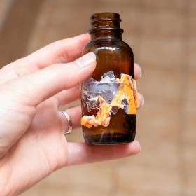 Nigdy więcej zdrapywania paznokciami! Ten domowy trik usunie każdą naklejkę w 30 sekund