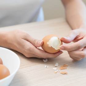 Sposób na łatwe obieranie jajek? Wystarczą dwa plasterki cytryny!