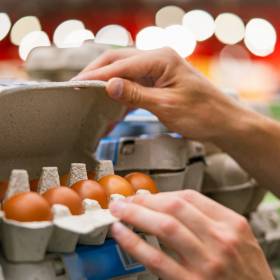 Tak wielu klientów traci pieniądze. Nie daj się oszukać na jajkach w sklepie