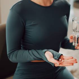 Kiedy najlepiej brać żelazo – rano czy wieczorem? Farmaceutka wyjaśnia