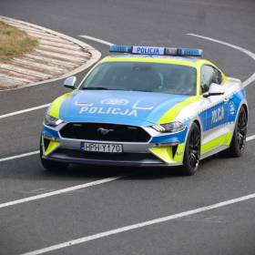 Skonfiskowany Mustang GT trafił do Policji! Teraz sportowy wóz będzie ścigał piratów drogowych