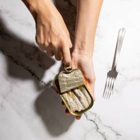 Regularnie jesz te ryby z puszki? Ekspertka mówi, jak to wpływa na twój organizm