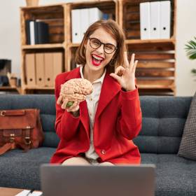 Po tym poznasz inteligentną osobę. Psycholodzy wymieniają 3 nietypowe zachowania