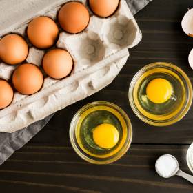 Jak długo jajka są świeże? Odpowiadamy i podpowiadamy, jak to sprawdzić