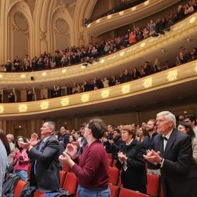 Jak ubrać się do teatru w 2026 roku? Sprawdź, co wypada, a czego lepiej unikać!