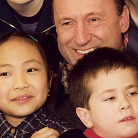 Hit sprzed lat znów podbija serca Polaków! „Rodzina zastępcza” do obejrzenia za darmo