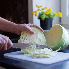 Co dodać do białej kapusty gotowanej? Wystarczy jedna łyżka