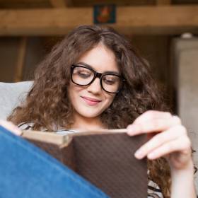 Idealna na deszcz i koc. Wybrano najlepszą książkę na taką pogodę. Ten tytuł skradł serca internautów