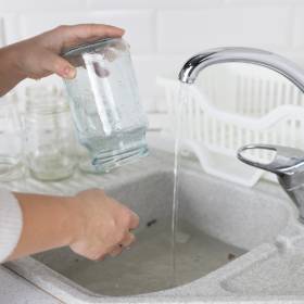 Czy trzeba myć słoiki przed wyrzuceniem ich do zielonego pojemnika? Polacy wciąż mają problem z segregacją śmieci