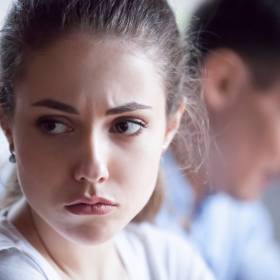 Dlatego ludzie unikają konfliktów. Psychologia mówi, co to oznacza