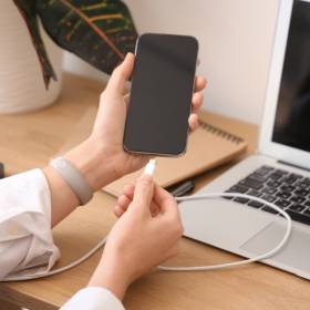 Jak ładować telefon, żeby działał dłużej? Poznaj zasadę 20/80!