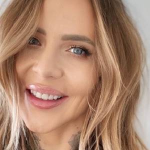 Maja Sablewska eksponuje pośladki w skąpym stroju. Prześwitująca bluzka odsłoniła jej tatuaże