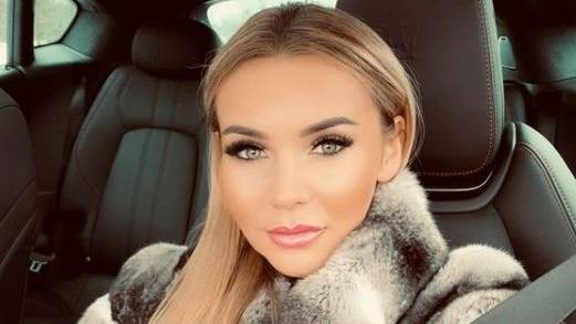 Gwiazda "Królowych życia" w skąpym bikini. Odważnie odsłoniła brzuch. "Petarda" [FOTO]