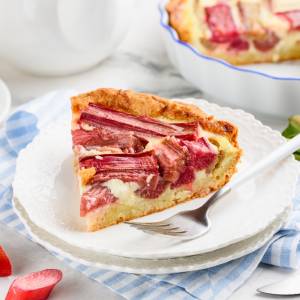 Tarta z rabarbarem na ciasteczkowym spodzie. Idealna na każdą okazję