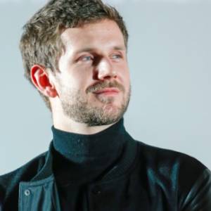 Antek Królikowski pochwalił się pamiątką po tacie. Niezwykły kadr opublikował w sieci!