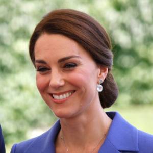 Kate Middleton w mundurze. Księżna podczas wizyty w koszarach odbyła przejażdżkę opancerzonym pojazdem