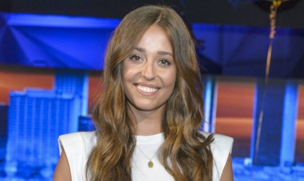 Izabella Krzan pozuje w prześwitującej bieliźnie. Zmysłowe zdjęcie gwiazdy "Koła fortuny" robi furorę