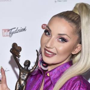 Cleo na zdjęciu prosto z łóżka odsłania dekolt. Wzrok przykuwa jeden szczegół