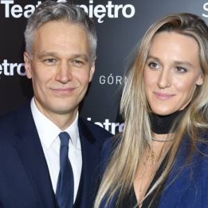 Żona Michała Żebrowskiego pokazała, jak karmi piersią. Aktora bardziej zaintrygowała jednak inna część ciała! [ZDJĘCIE]            