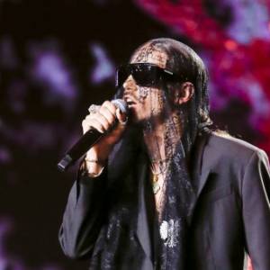 Michał Szpak wystąpił na scenie w biustonoszu i szpilkach. To jego manifest [ZDJĘCIA]