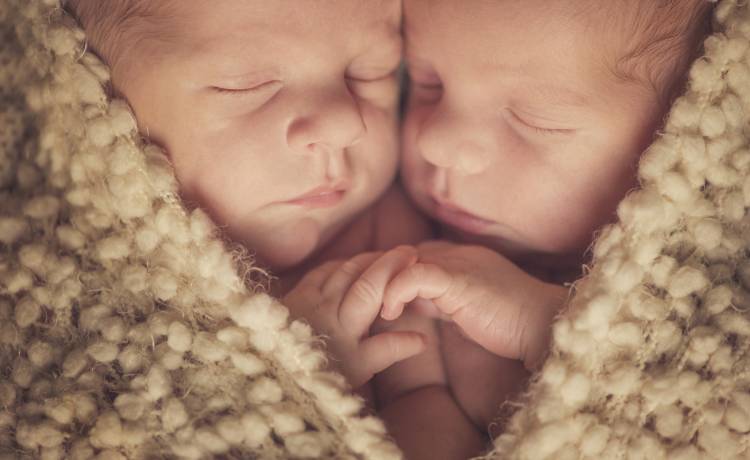 Takie noworodki zdarzają się bardzo rzadko. Bliźniacy mają inne kolory skóry