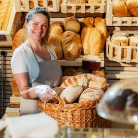 Jak upiec chleb w domu z 4 składników? Tych błędów nie popełniaj