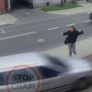 Pieszy omal nie zginął pod kołami samochodu, który wjechał na chodnik. W sieci pojawiło się szokujące nagranie [WIDEO]