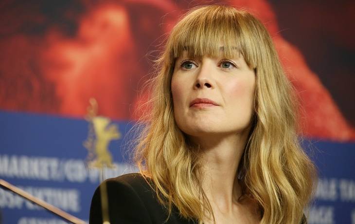 Rosamund Pike wcieli się w postać Marii Skłodowskiej-Curie w filmie "Radioactive"                                             