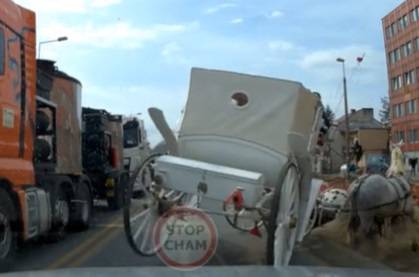 Spłoszone konie omal nie doprowadziły do wypadku. Woźnica cudem uszedł z życiem. "Jestem w szoku" [WIDEO]