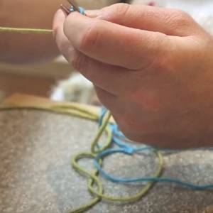 Niezwykły podróżnik i jego... swetry! Z każdego zakątka świata robi "wełnianą pocztówkę"