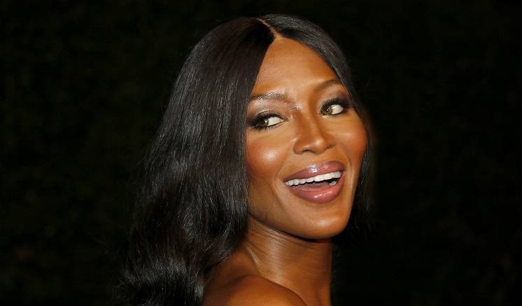 Zmysłowa sesja Naomi Campbell. Modelka pozuje półnaga! Nie uwierzycie, ile ma lat! [ZDJĘCIA]