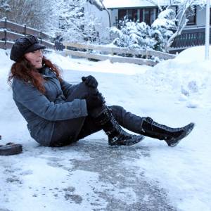 Przewróciłeś się na śliskim chodniku? Możesz otrzymać odszkodowanie. Jak można je uzyskać?                   