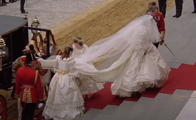 Księżna Diana i książę Karol pobrali się 40 lat temu. Teraz można kupić kawałek... weselnego ciasta!                           