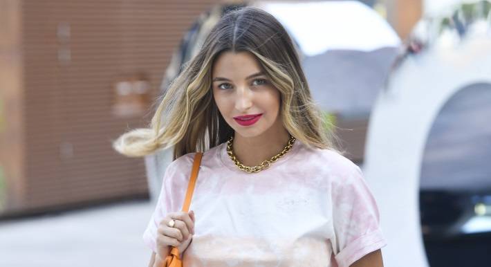 Julia Wieniawa kokietuje! Najnowsze zdjęcia aktorki przyprawiły internautów o zawrót głowy. "Szalenie zgrabne nogi"