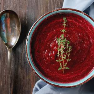 Co dodać do barszczu czerwonego, żeby nie stracił koloru? Wielu Polaków popełnia błąd