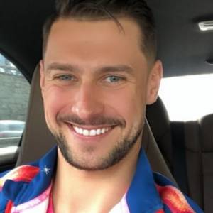 Mikołaj Jędruszczak z "Love Island" pozuje bez ubrania. Ma na sobie tylko ręcznik! [ZDJĘCIE]