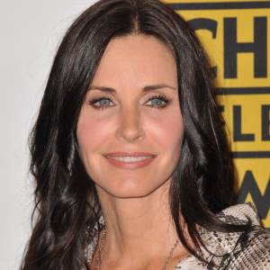 "Przyjaciele". Courteney Cox w pamiętnym tańcu z serialu. Towarzyszy jej Ed Sheeran! [WIDEO]