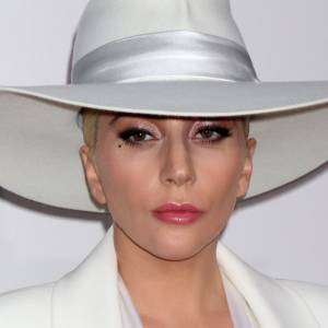 Lady Gaga razem z fanem spadli ze sceny! Widownia zamarła [WIDEO]
