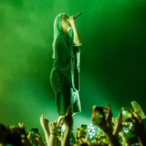 Billie Eilish w czasie koncertu wzywała ochroniarzy ze sceny! Dlaczego przerwała swój występ? [WIDEO]