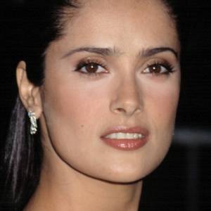 Salma Hayek śmiało odsłania obfity biust! "Jakim cudem ona ma 55 lat" - zastanawia się jeden z fanów [FOTO]